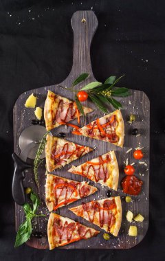 Masada taze pizza, üst manzara.