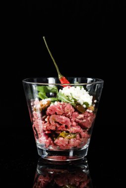 Bardakta sığır eti var.