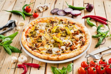 Taze malzemeli lezzetli pizza.