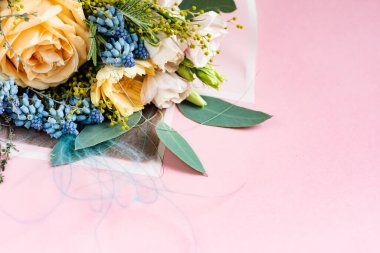 Pembe arka planda güzel renkli çiçek buketi