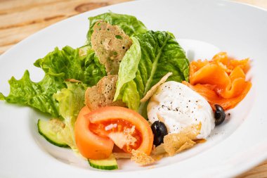 mozzarella ve somon salatası, ahşap arka plan.