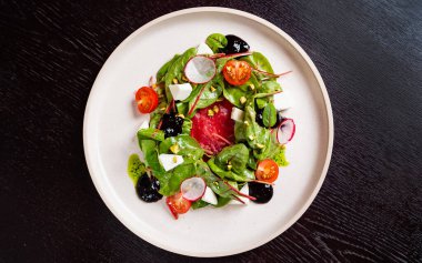 Çeri domatesli taze bahar salatası.