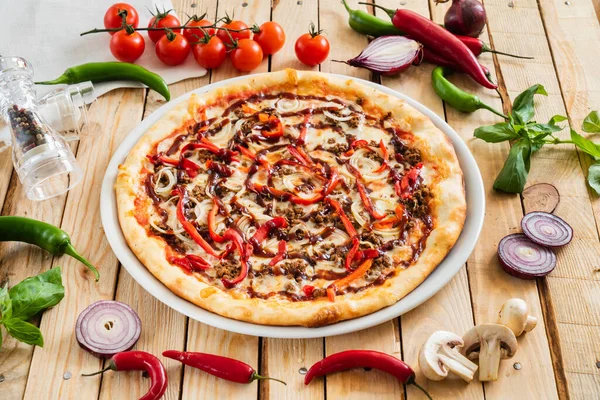 Sabrosa Pizza Con Ingredientes Frescos — Foto de Stock