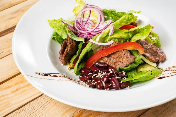 Salat Mit Rindfleisch Roten Bohnen Und Gemüse Holzhintergrund — Stockfoto