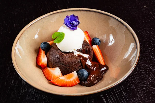 Chocoladetaart Met Aardbeien Ijs — Stockfoto