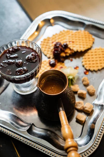 Våfflor Med Körsbärssylt Och Kaffe — Stockfoto