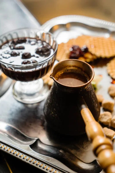 Wafel Dengan Selai Ceri Dan Kopi — Stok Foto