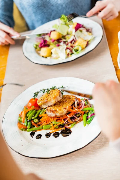 Paar Isst Restaurant — Stockfoto