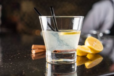 Tarçınlı ve limonlu.