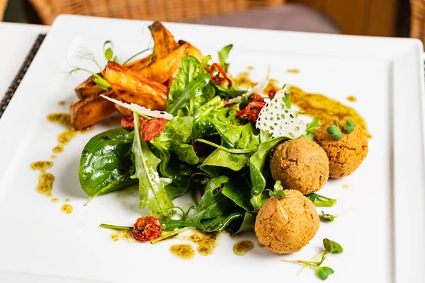 Heerlijke Falafel Met Salade Aardappelen — Stockfoto