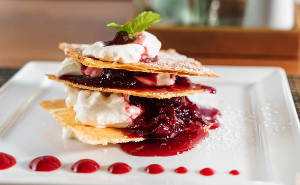 Dessert Met Slagroom Frambozen — Stockfoto