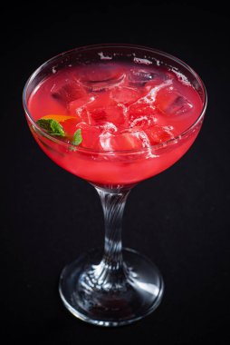 Karanlık arka planda yaratıcı kokteyl