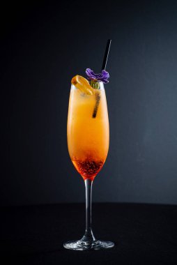 Karanlık arka planda yaratıcı kokteyl