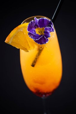 Karanlık arka planda yaratıcı kokteyl