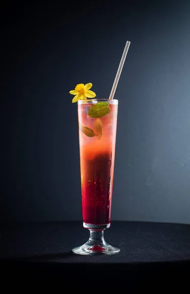 Creatieve Cocktail Donkere Achtergrond — Stockfoto