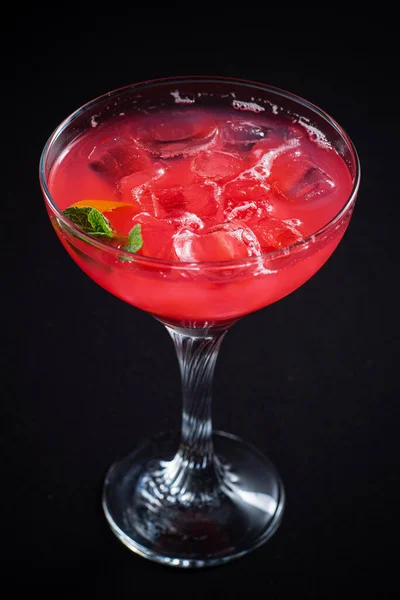 Creatieve Cocktail Donkere Achtergrond — Stockfoto