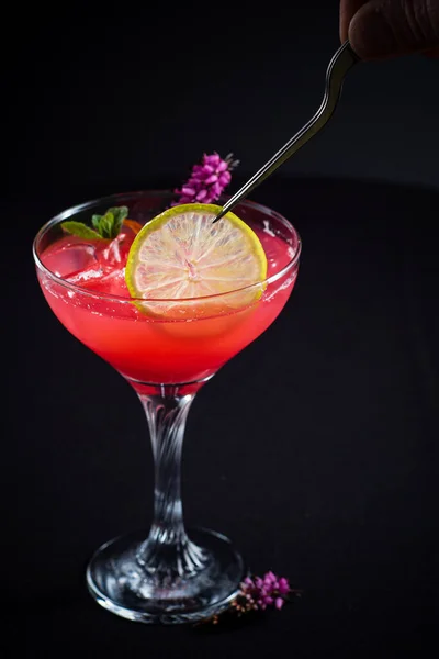 Cocktail Creativo Sullo Sfondo Scuro — Foto Stock