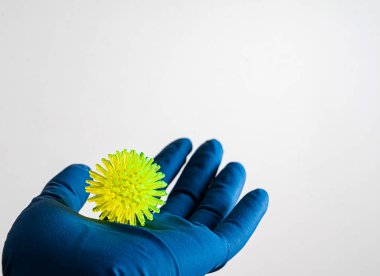 Virüs modelli mavi eldivenli doktor