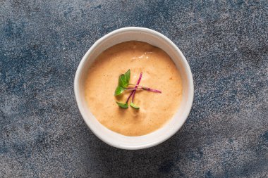 Baharatlı sos kasede, en iyi manzara.