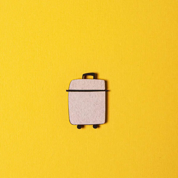 Houten Koffer Gele Achtergrond — Stockfoto