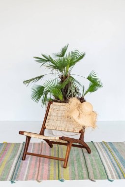 Boş sandalyede hasır şapka