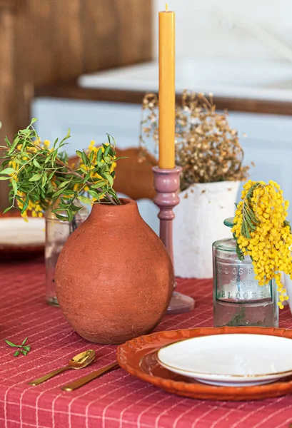 Candele Vasi Con Piante Sul Tavolo — Foto Stock