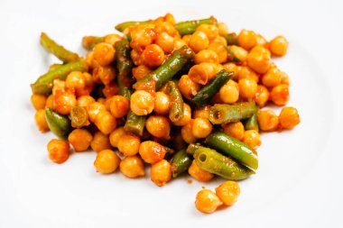Yeşil fasulyeli baharatlı nohut.