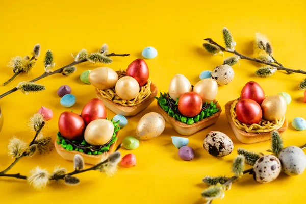 Pasteles Pascua Sobre Fondo Amarillo — Foto de Stock