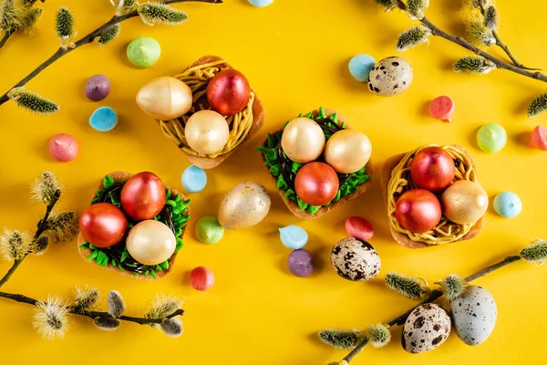 Pasteles Pascua Sobre Fondo Amarillo —  Fotos de Stock