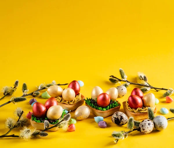 Velikonoční Pečivo Žlutém Pozadí — Stock fotografie