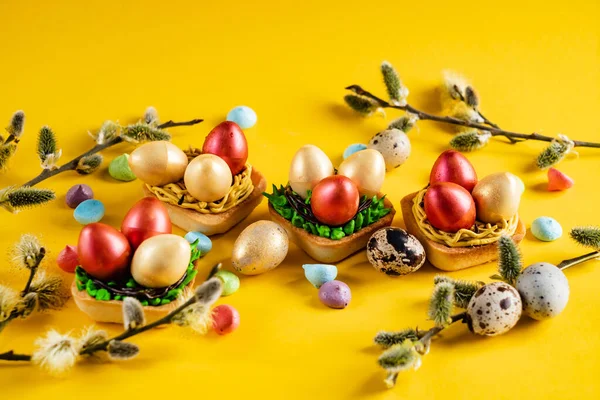 Pasteles Pascua Sobre Fondo Amarillo — Foto de Stock