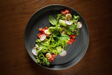 Mikroyeşillikli taze bahar salatası.