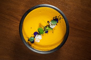 Mikro yeşillikli havuç kremalı çorba.