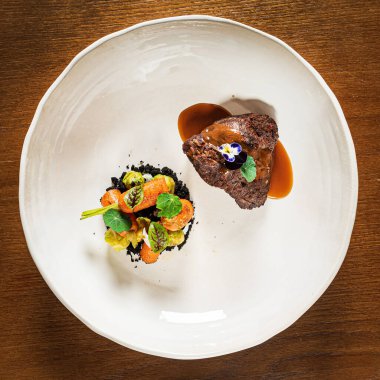 Sebzeli biftek ve mikroyeşillik.