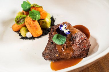 Sebzeli biftek ve mikroyeşillik.