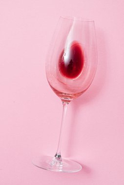 Bir kadeh kırmızı şarap, üst manzara.