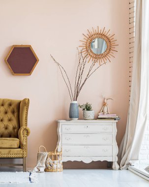 Sandalyesi olan rahat bir oturma odası