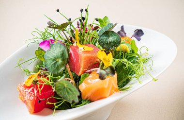 Taze salata ve somon.