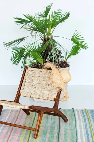 Пустой Стул Strawhat Пальмы — стоковое фото
