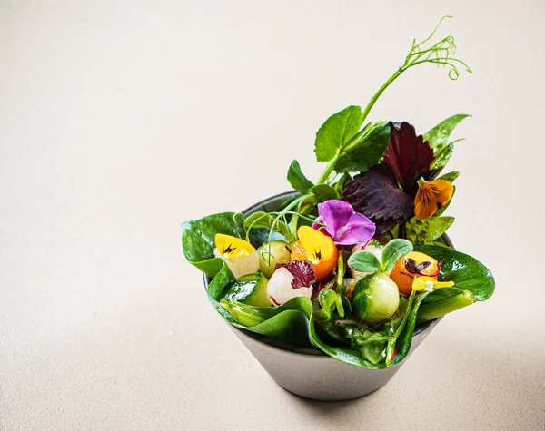 新鮮な春のサラダと食用の花 — ストック写真