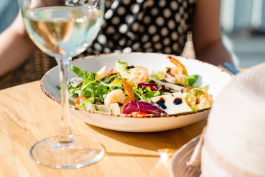 Terasta salata yiyen kadın.