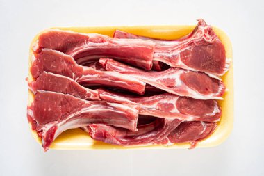 Beyaz arka planda koyun pirzolası