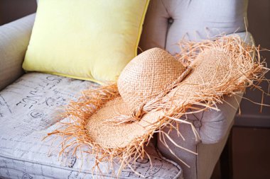 Kanepede bir kadın var.