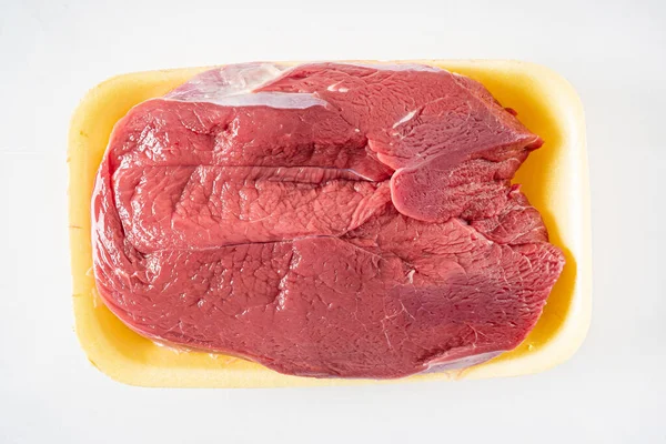 Carne Res Sobre Fondo Blanco — Foto de Stock