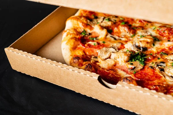 Pizza Auf Schwarzem Hintergrund — Stockfoto