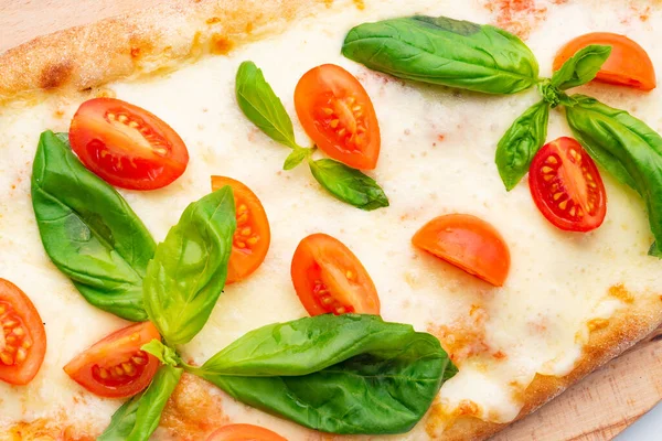 Gustosa Pizza Sullo Sfondo Bianco — Foto Stock