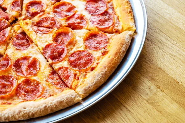 Pizza Salame Piccante Sullo Sfondo Legno — Foto Stock