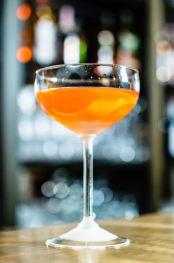Modern kokteyl masada.