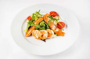 Beyaz arka planda karidesli salata