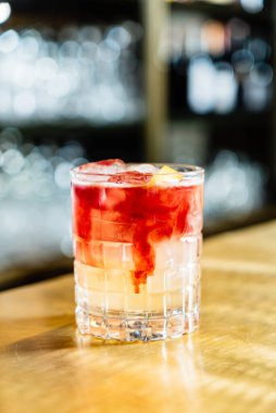 Modern kokteyl masada.